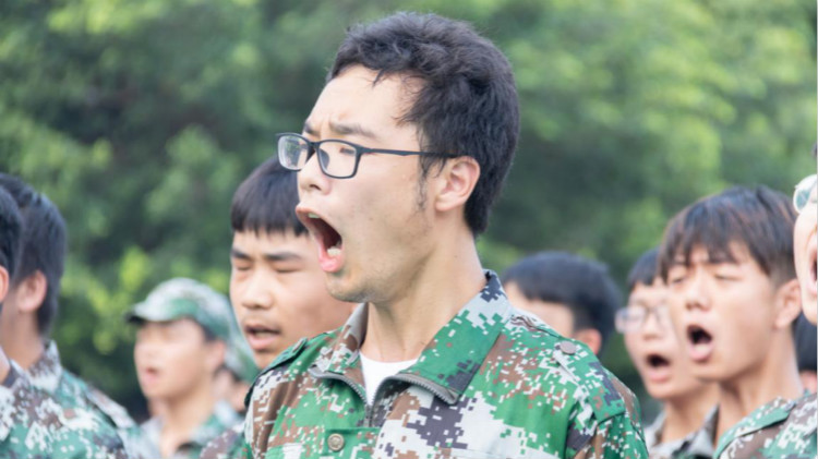 新華“三教三訓(xùn)”之軍訓(xùn)|揮灑汗水書寫迷彩青春！
