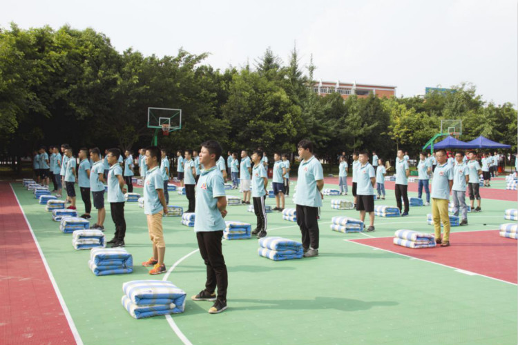 新華“三教三訓(xùn)”之軍訓(xùn)|揮灑汗水書寫迷彩青春！