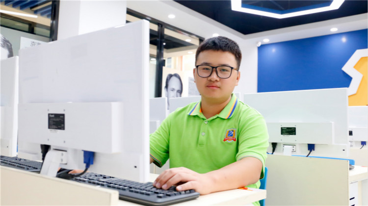 轉(zhuǎn)學(xué)到新華，是我人生最重要的決定