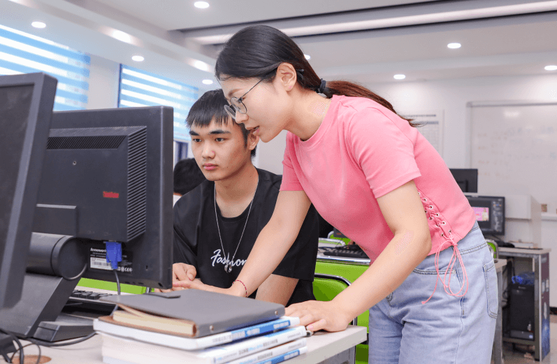 來(lái)四川新華，給你一個(gè)燦爛的前程！