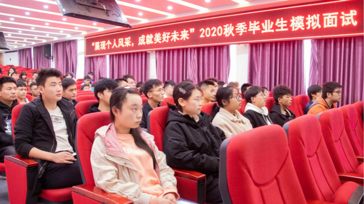 求職面試時容易膽怯？四川新華現(xiàn)場模擬面試！