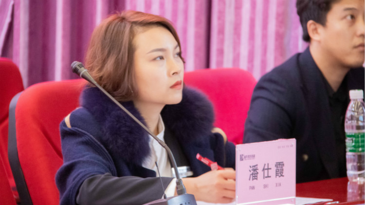 求職面試時容易膽怯？四川新華現(xiàn)場模擬面試！