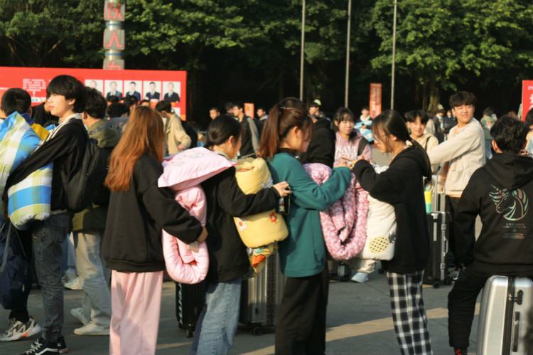 新華定向班學(xué)生赴京東實習(xí)：實地體驗電商魅力