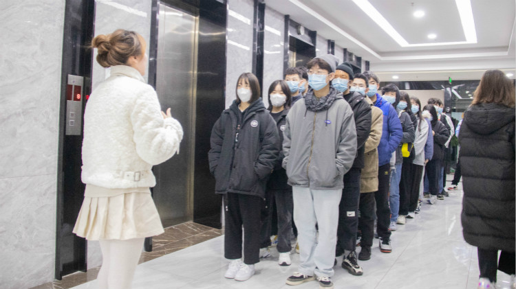 名企研學(xué)游，新華學(xué)子走進(jìn)電子商務(wù)公司！