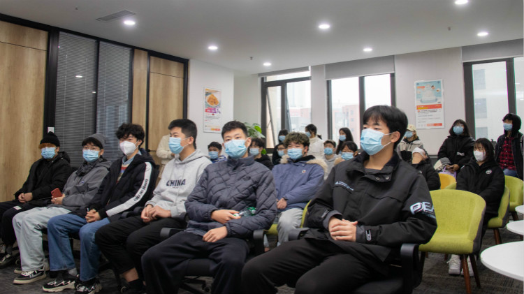 名企研學(xué)游，新華學(xué)子走進(jìn)電子商務(wù)公司！