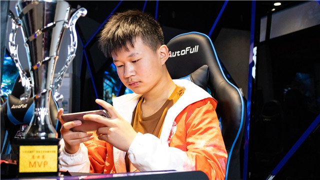 從新華到國內(nèi)頂級俱樂部，一個電競學(xué)子的成功！