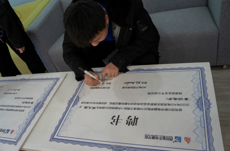 從新華到國內(nèi)頂級俱樂部，一個電競學(xué)子的成功！