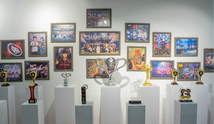 從新華到國內(nèi)頂級俱樂部，一個電競學(xué)子的成功！