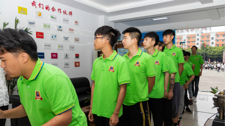 離高薪就業(yè)，你只就差一個新華的距離！