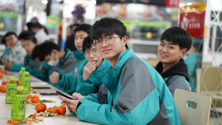 師生鬧元宵，四川新華陪你一起過(guò)大年！