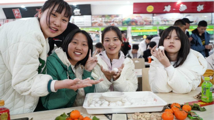 師生鬧元宵，四川新華陪你一起過(guò)大年！