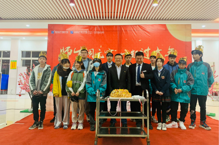 師生鬧元宵，四川新華陪你一起過(guò)大年！