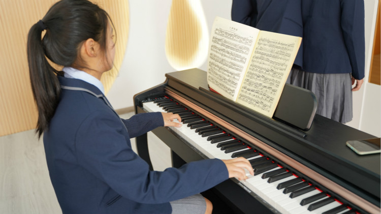 據(jù)說，他是中國互聯(lián)網(wǎng)界有錢人中最快樂的那一個(gè)？