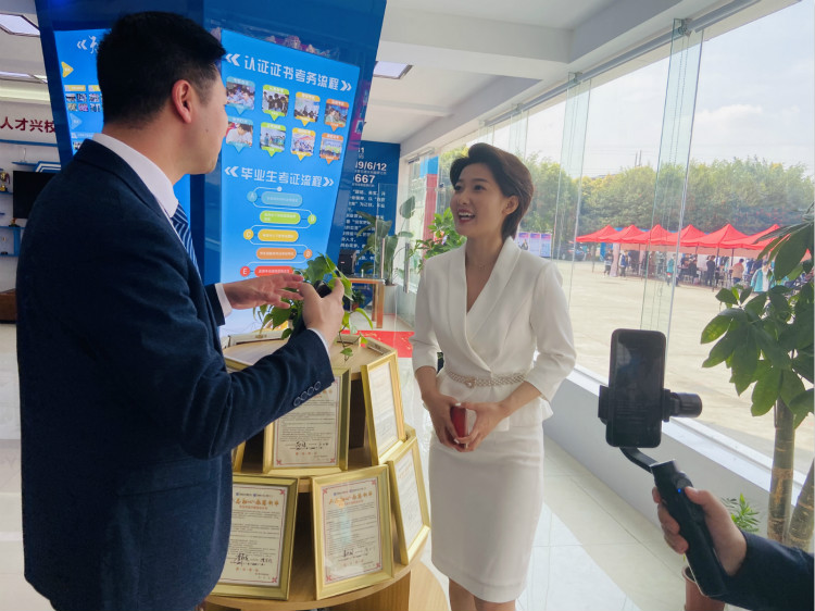 四川新華電腦學(xué)院雙選會現(xiàn)場，人才爭奪戰(zhàn)正式打響！