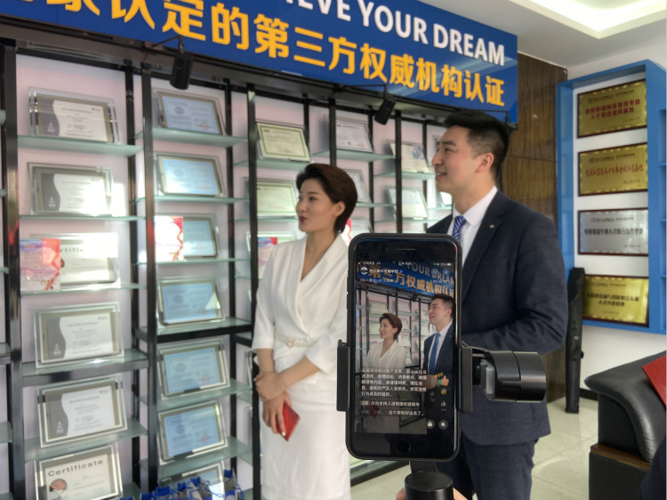 四川新華電腦學(xué)院雙選會現(xiàn)場，人才爭奪戰(zhàn)正式打響！