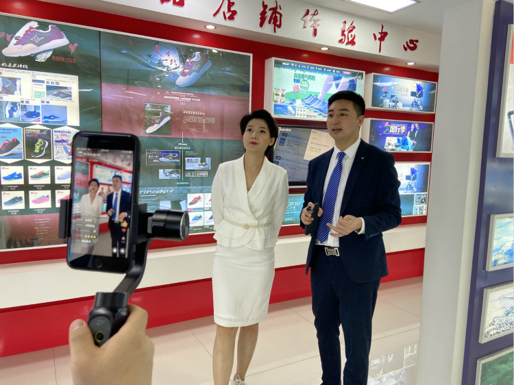 四川新華電腦學(xué)院雙選會現(xiàn)場，人才爭奪戰(zhàn)正式打響！