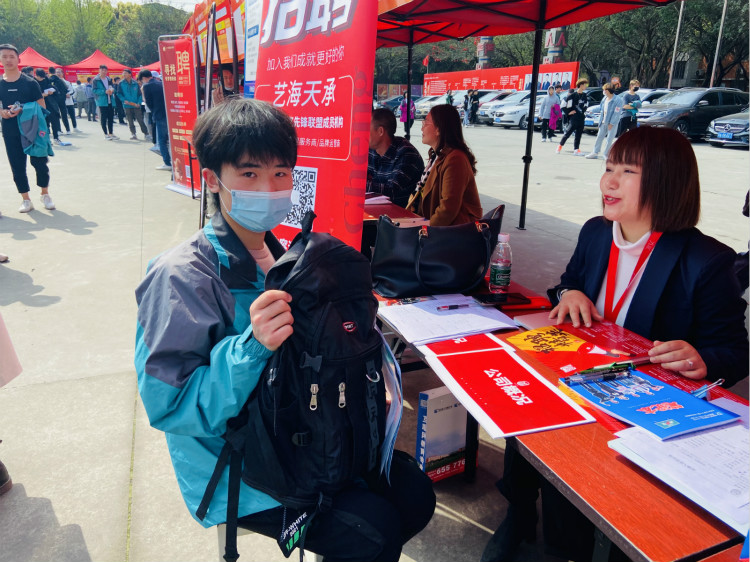 四川新華電腦學(xué)院雙選會現(xiàn)場，人才爭奪戰(zhàn)正式打響！