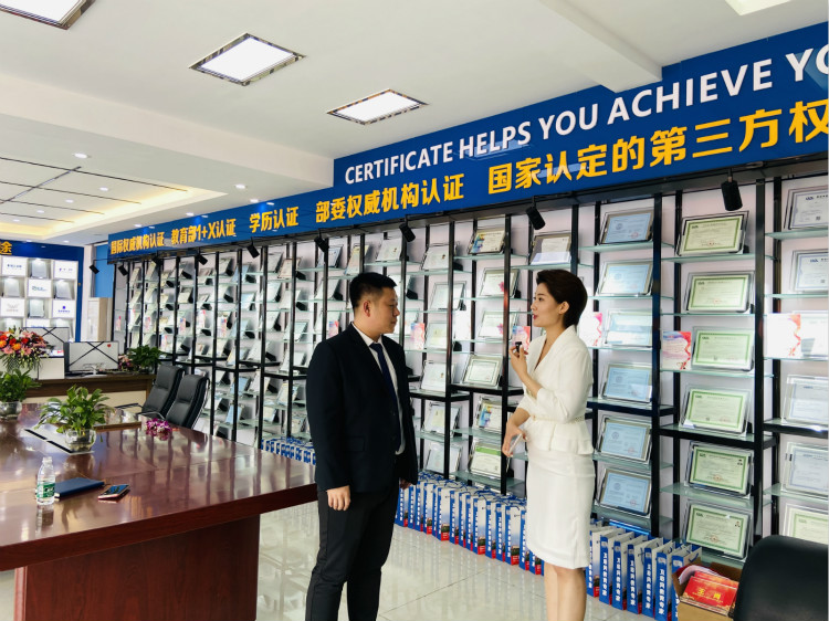 四川新華電腦學(xué)院雙選會現(xiàn)場，人才爭奪戰(zhàn)正式打響！