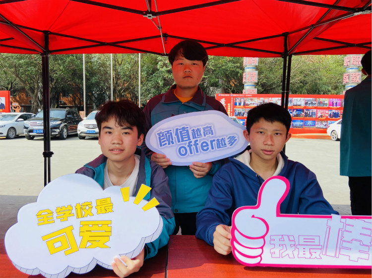 四川新華電腦學(xué)院雙選會現(xiàn)場，人才爭奪戰(zhàn)正式打響！