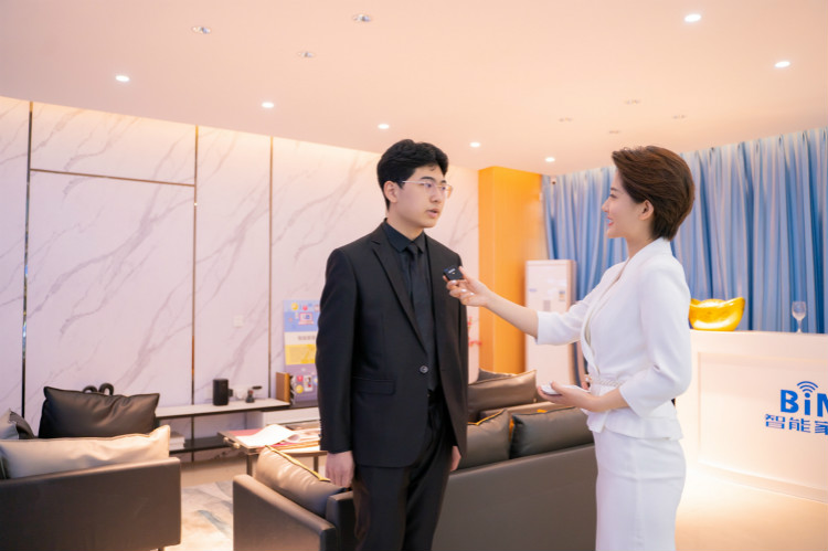 四川電視臺主持人凌玥帶你解鎖不一樣的四川新華！