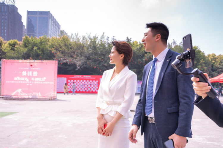 四川電視臺主持人凌玥帶你解鎖不一樣的四川新華！