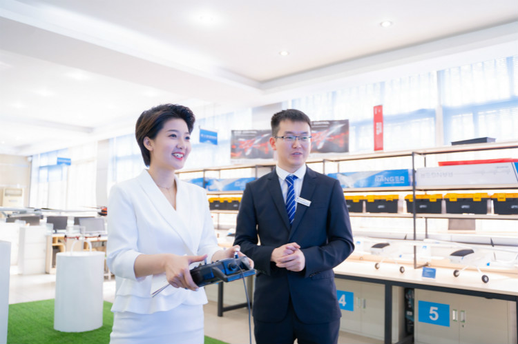 四川電視臺主持人凌玥帶你解鎖不一樣的四川新華！