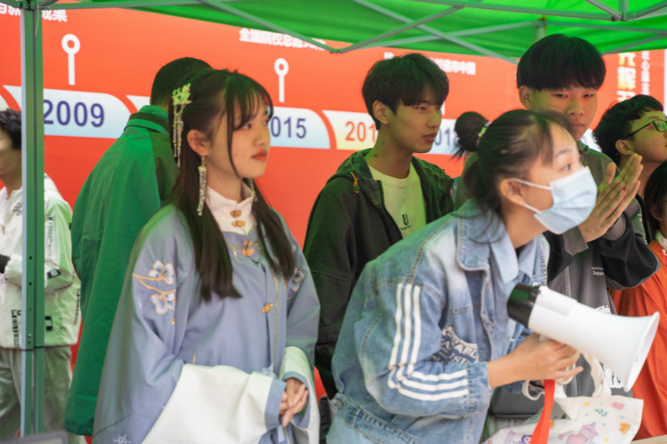 四川新華社團招新 上演“搶人大戰(zhàn)”