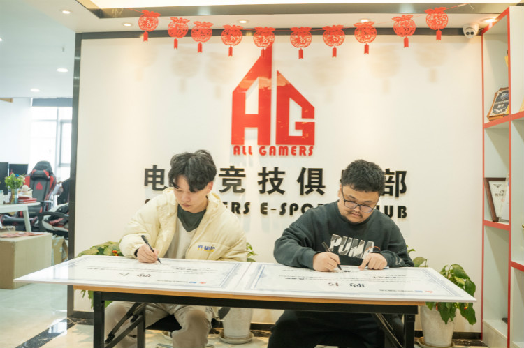 重磅！四川新華又一電競少年簽約國內(nèi)頂級AG俱樂部！