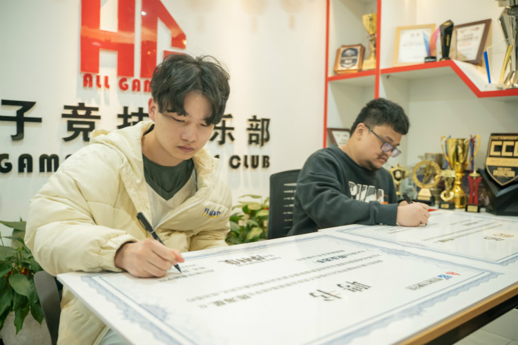 重磅！四川新華又一電競少年簽約國內(nèi)頂級AG俱樂部！