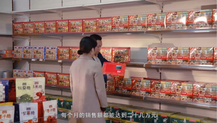 “新華電腦學(xué)校就像一座橋，把我和家鄉(xiāng)連接在一起！”