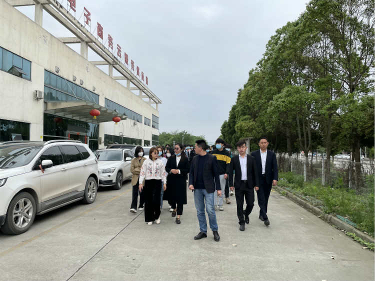 名企研學(xué)游——四川新華學(xué)子走進(jìn)成都蜘蛛網(wǎng)倉物聯(lián)！