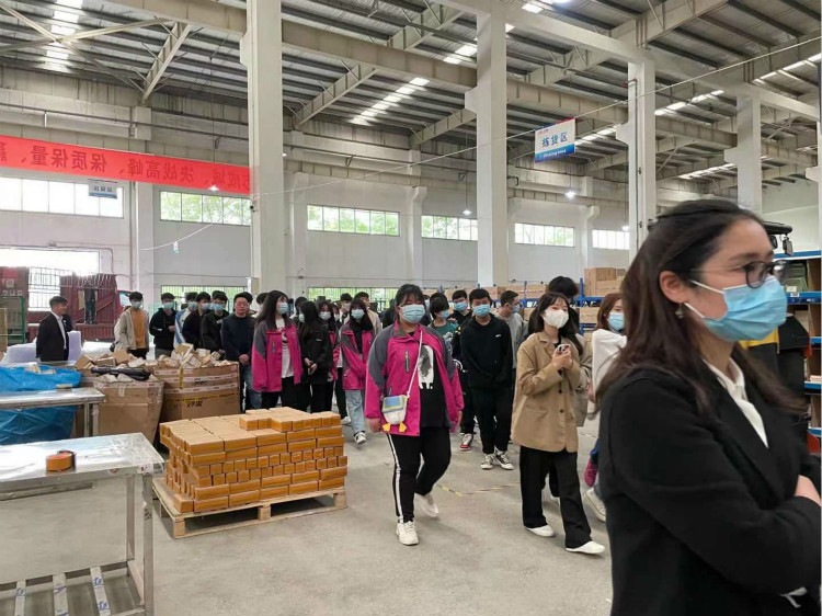 名企研學(xué)游——四川新華學(xué)子走進(jìn)成都蜘蛛網(wǎng)倉物聯(lián)！