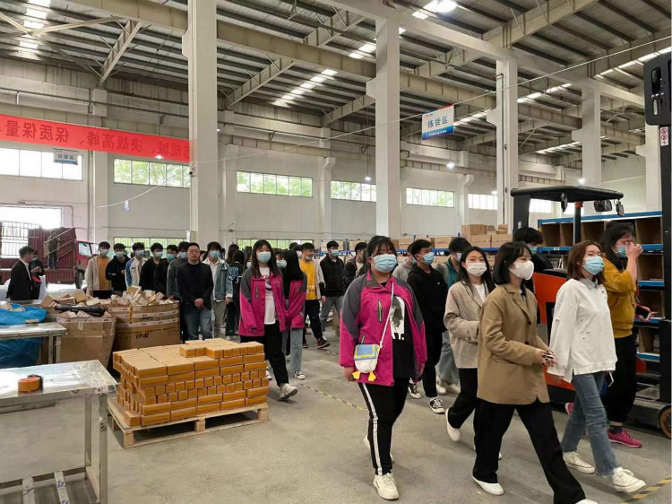 名企研學(xué)游——四川新華學(xué)子走進(jìn)成都蜘蛛網(wǎng)倉物聯(lián)！