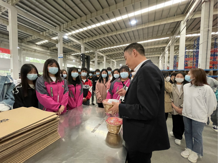 名企研學(xué)游——四川新華學(xué)子走進(jìn)成都蜘蛛網(wǎng)倉物聯(lián)！