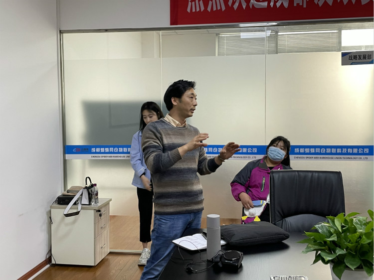 名企研學(xué)游——四川新華學(xué)子走進(jìn)成都蜘蛛網(wǎng)倉物聯(lián)！