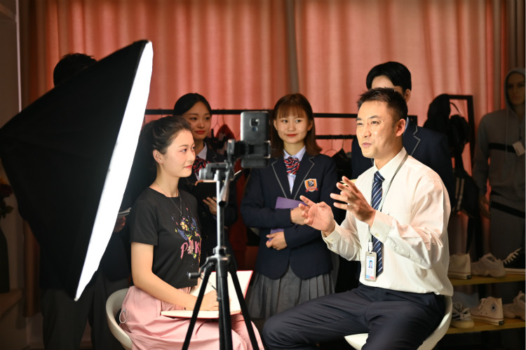 速來圍觀！知名演員直播探校，為高薪專業(yè)代言！