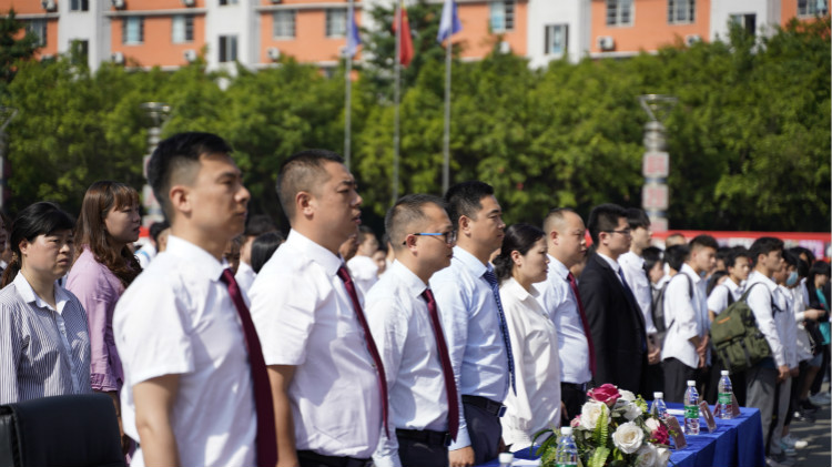 2021四川新華春季畢業(yè)典禮：追光少年 用盡全力 拼這一次！