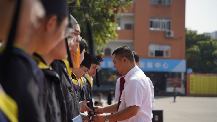 2021四川新華春季畢業(yè)典禮：追光少年 用盡全力 拼這一次！