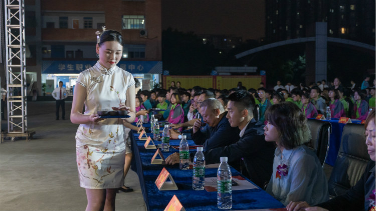 2021四川新華新專業(yè)發(fā)布會(huì)暨“強(qiáng)國青年·百萬獎(jiǎng)學(xué)金計(jì)劃”完美啟動(dòng)