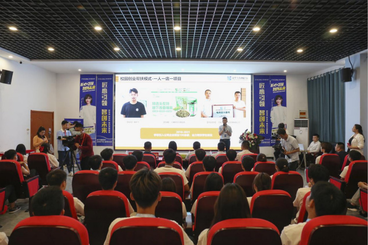 氣質(zhì)女神盧杉走進新華互聯(lián)網(wǎng)科技 推薦好學(xué)校好專業(yè)