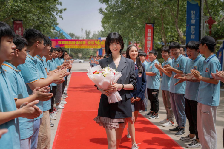 氣質(zhì)女神盧杉走進新華互聯(lián)網(wǎng)科技 推薦好學(xué)校好專業(yè)