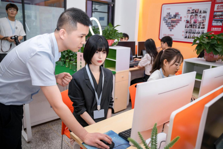 氣質(zhì)女神盧杉走進新華互聯(lián)網(wǎng)科技 推薦好學(xué)校好專業(yè)