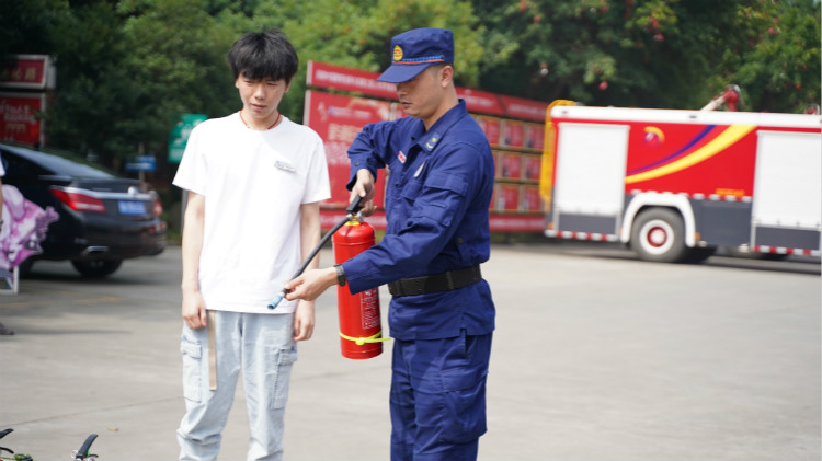 消防演練走進(jìn)四川新華，筑牢安全防火墻