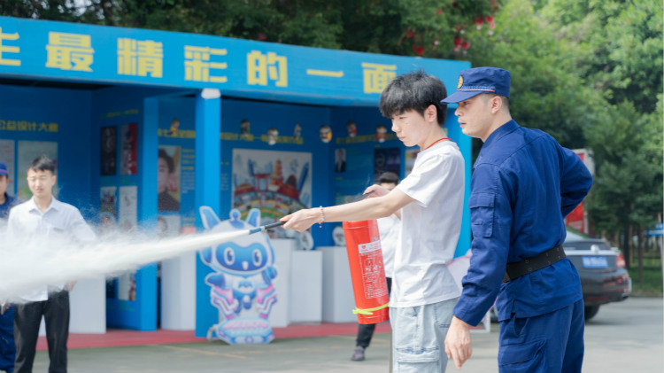 消防演練走進(jìn)四川新華，筑牢安全防火墻