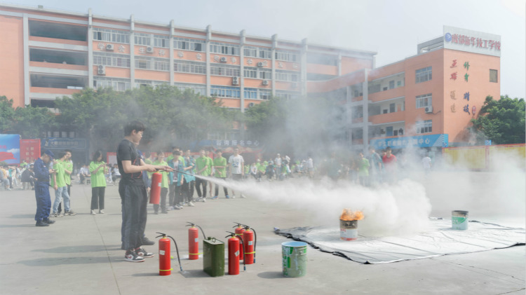 消防演練走進(jìn)四川新華，筑牢安全防火墻