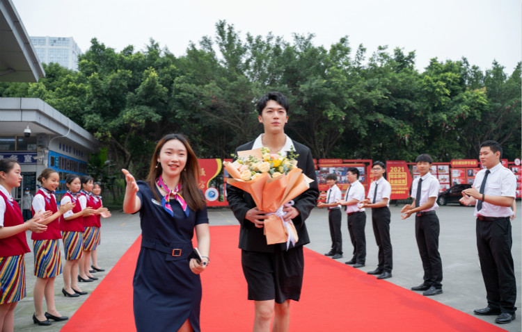 明星帶路|盧東旭探秘校園黑科技，直擊新華硬實(shí)力！
