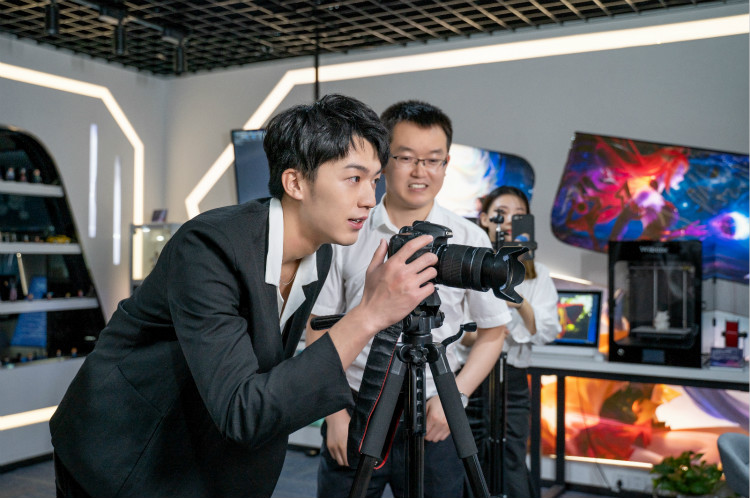 明星帶路|盧東旭探秘校園黑科技，直擊新華硬實(shí)力！