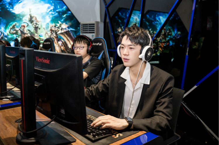 明星帶路|盧東旭探秘校園黑科技，直擊新華硬實(shí)力！