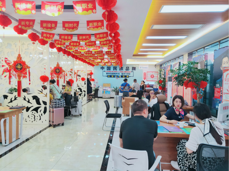 中高考出成績(jī)了，如何選專業(yè)？四川新華報(bào)名火爆！