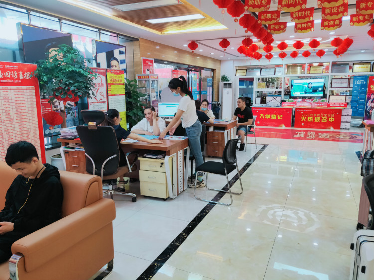 中高考出成績(jī)了，如何選專業(yè)？四川新華報(bào)名火爆！